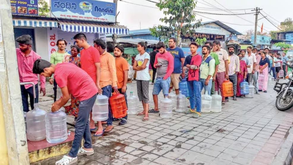 बेंगलुरु के पानी की कमी के मद्देनज़र, प्राधिकरणों ने जल अपशिष्टता को रोकने के लिए कड़े कदम उठाए हैं !