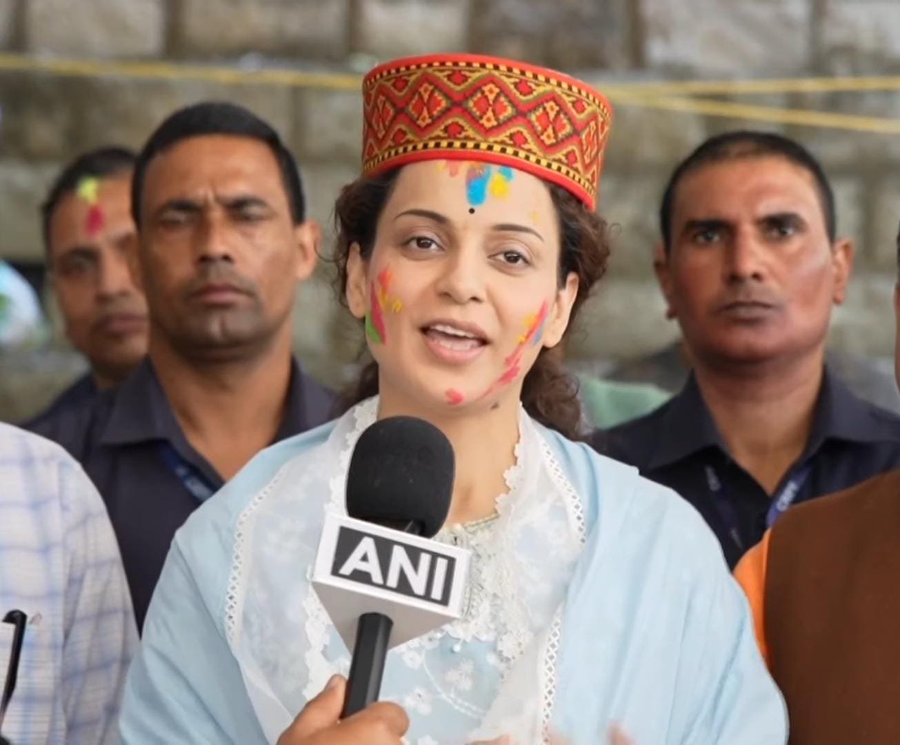 बॉलीवुड स्टार कंगना रणौत भाजपा के उम्मीदवार बनकर राजनीतिक मंच में कदम रखीं, मंडी संसदीय क्षेत्र को सेवा करने का वादा किया !