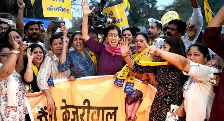 शीर्षक: क्लैश ऑफ टाइटन्स: केजरीवाल की रिहाई के लिए AAP का विरोध, बीजेपी ने इस्तीफे की मांग की