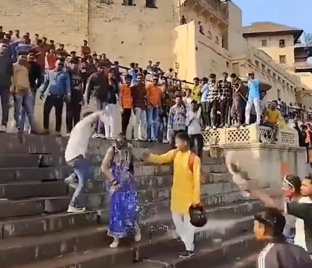 Crowd throws Water At a Couple, at Manikarnika Ghat In Varanasi; Community Rallies Against this Misconduct !