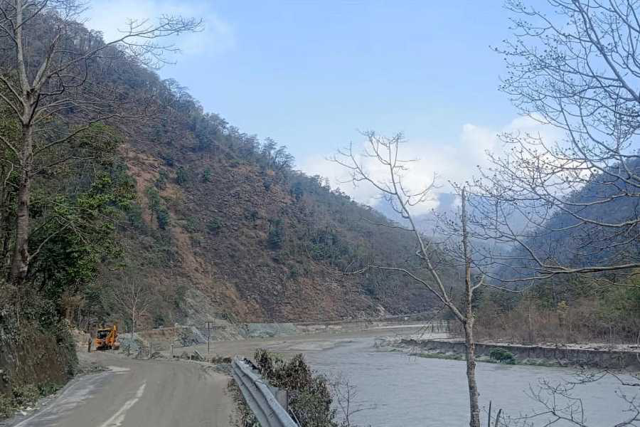 कलिम्पोंग जिला प्रशासन ने दो स्थानों पर NH10 को एकल लेन यातायात सीमा के साथ पुनः खोल दिया है।