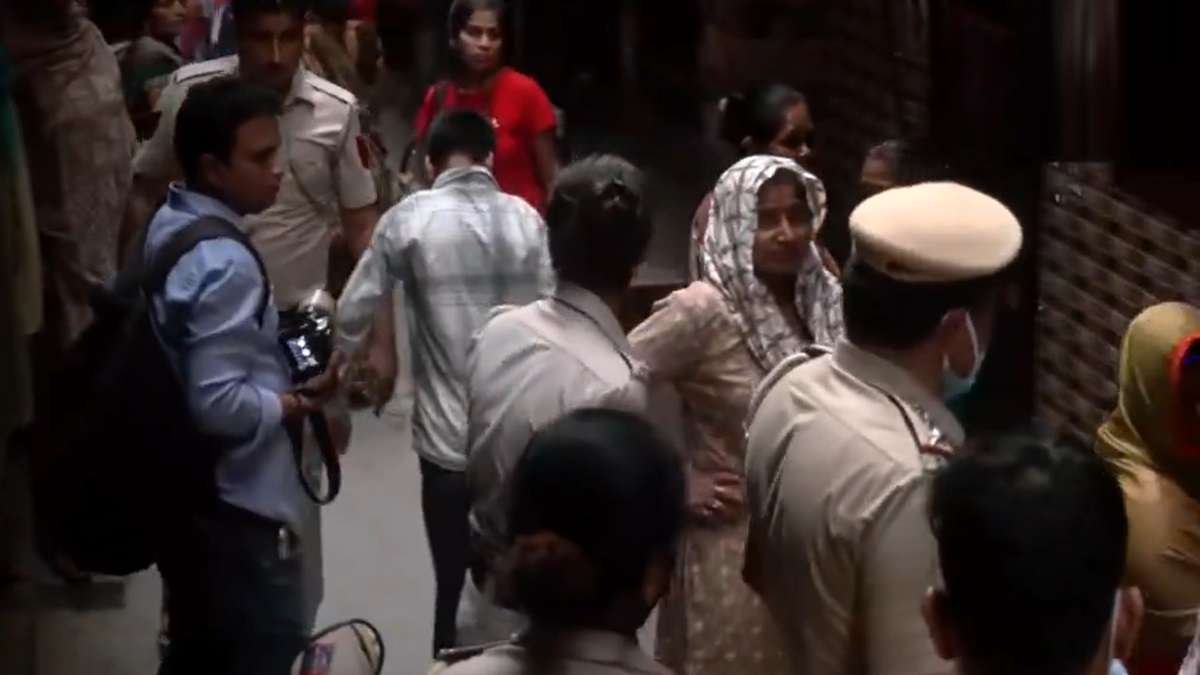 “Tragic Discovery in Delhi: Siblings Found Dead at Home, Father’s Body on Railway Tracks”