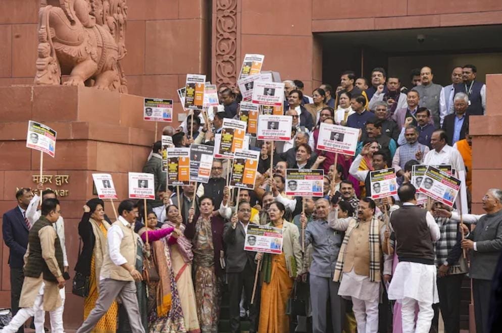 संसद पर ‘हमला’ विवाद बढ़ने पर भाजपा, कांग्रेस ने पुलिस का दरवाजा खटखटाया